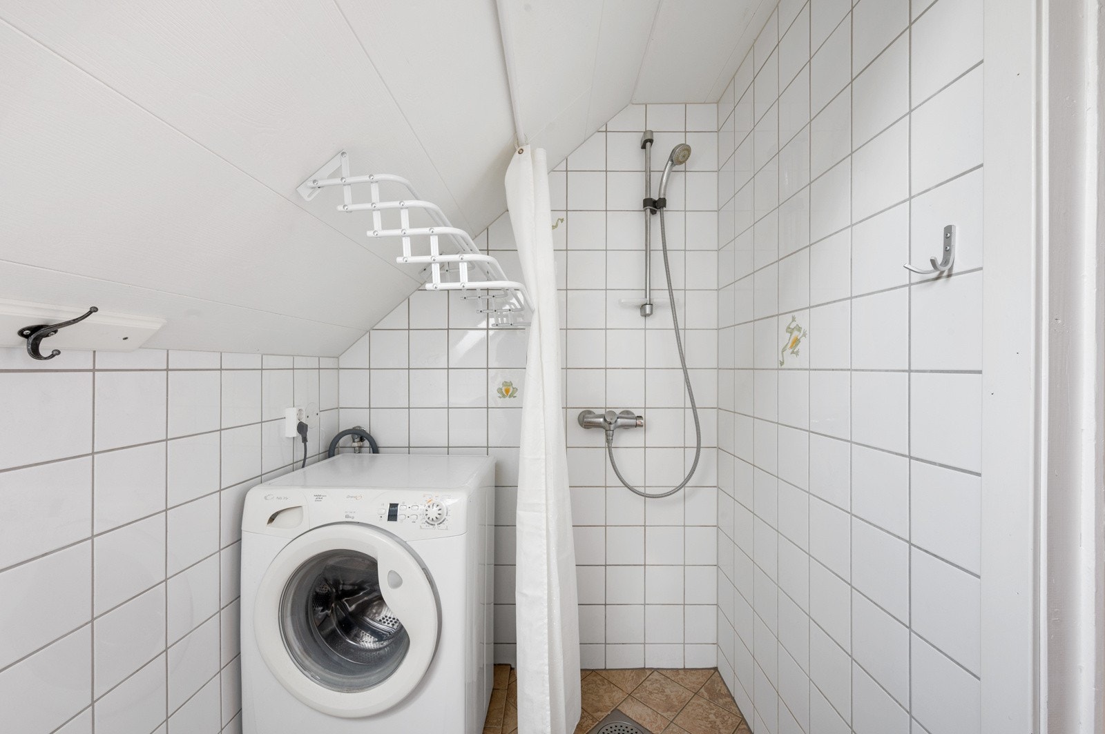 Dette badet har opplegg for vaskemaskin Galleribilde