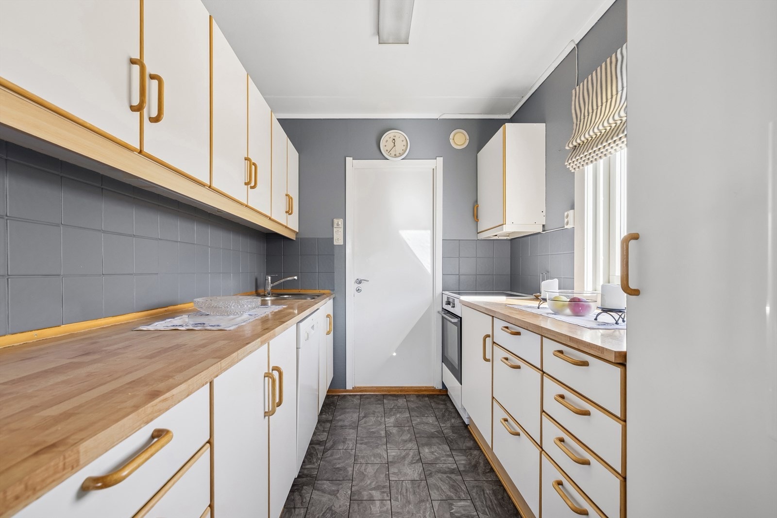 Benkeplaten er av heltre. Det er kjøkkenventilator med kullfilter. Kjøkken med rikelig skap- og benkeplass. Galleribilde