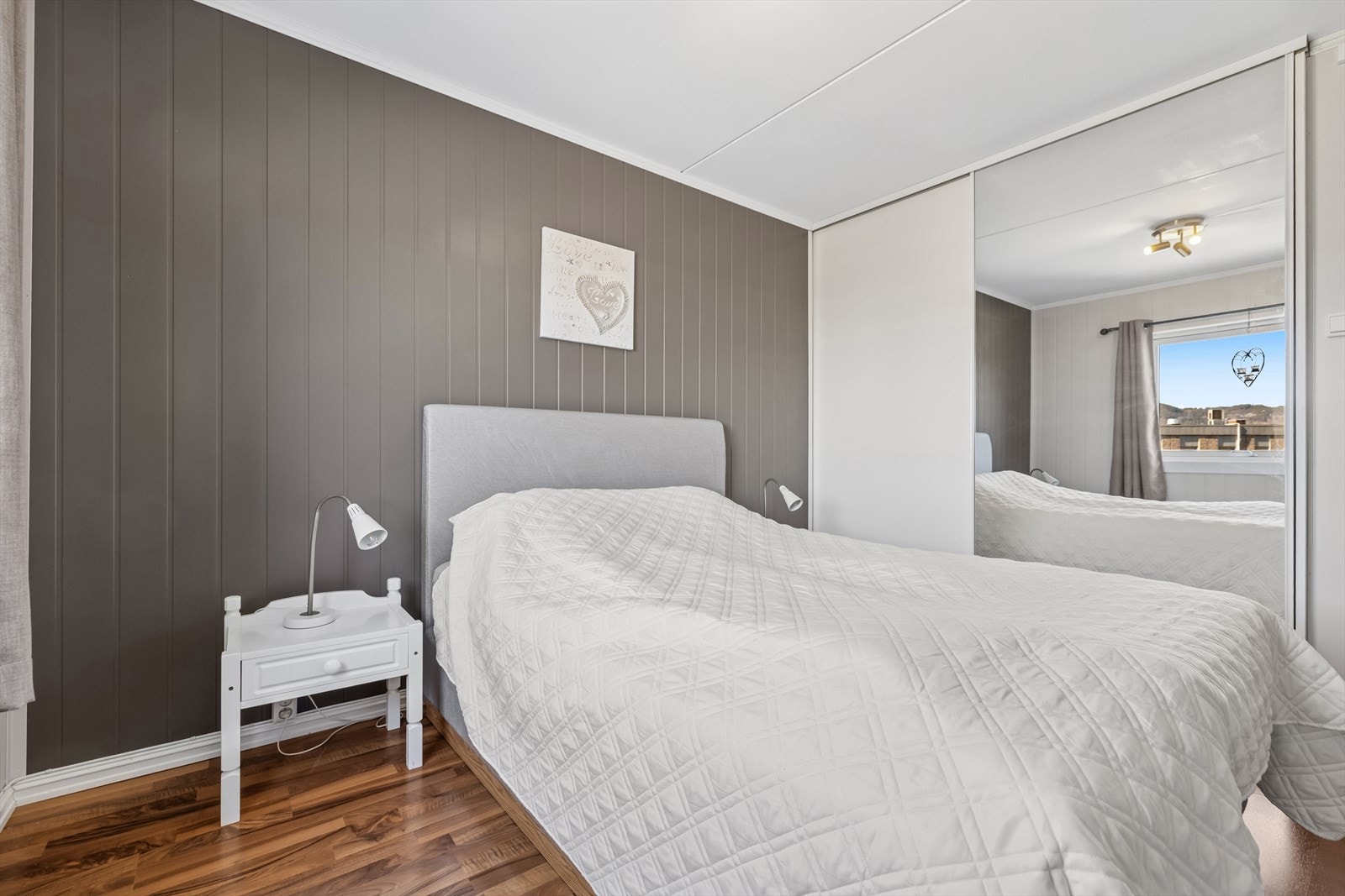 Lyst og fint soverom med plass til dobbeltseng og nattbord. Plassbygd speil-/skyvedørsgarderobe. Galleribilde
