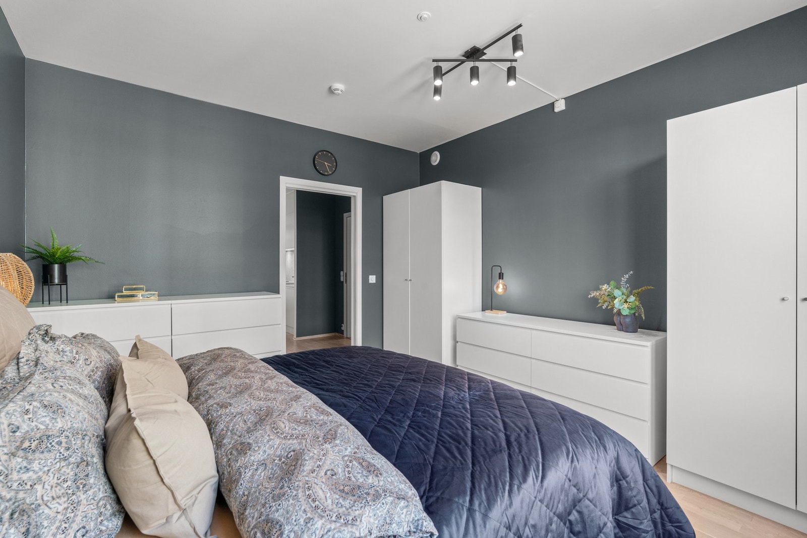 Hovedsoverommet er meget romslig og har 2 medfølgende garderobeskap Galleribilde