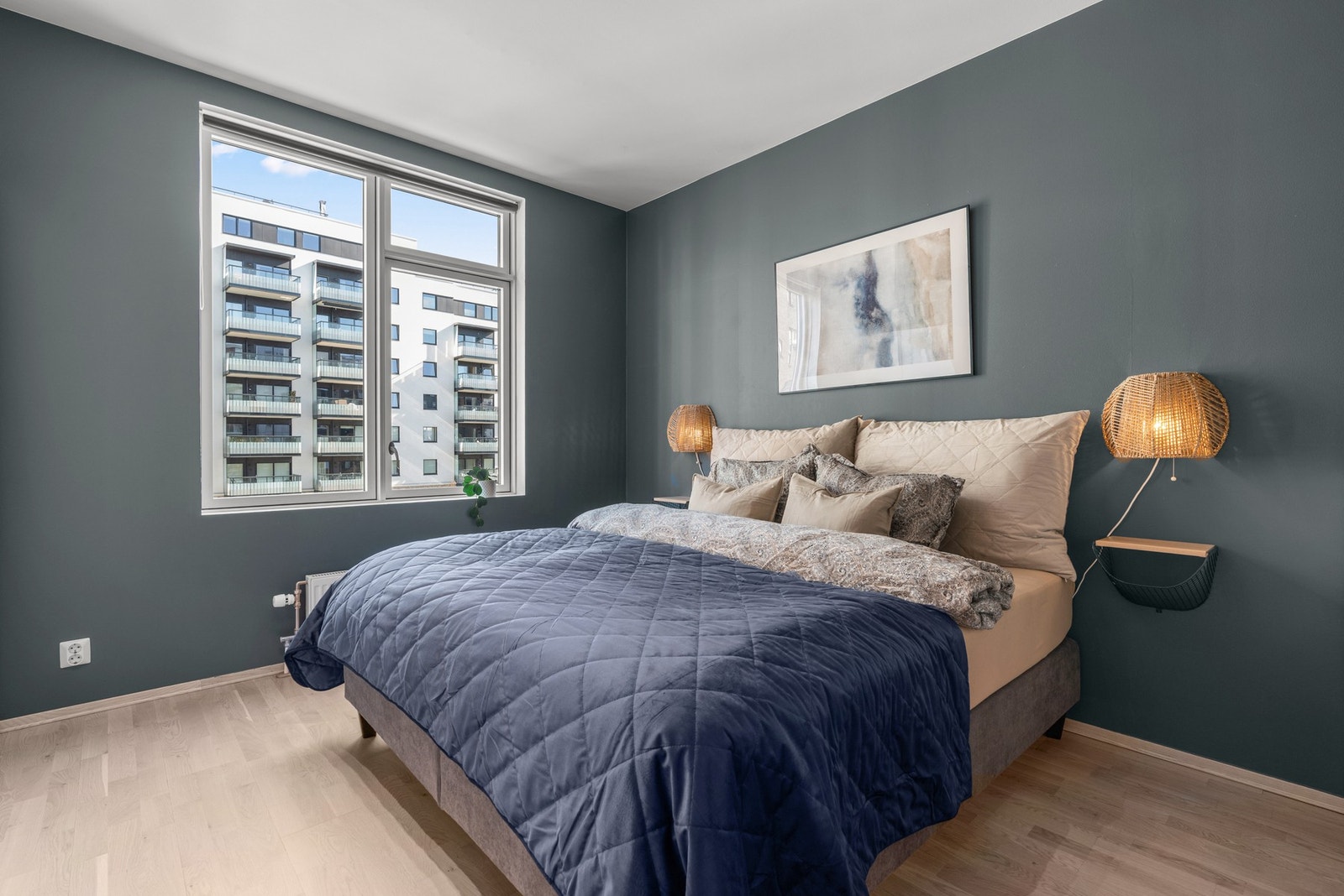 Hoveddelen har to romslige soverom malt i fine, delikate farger Galleribilde