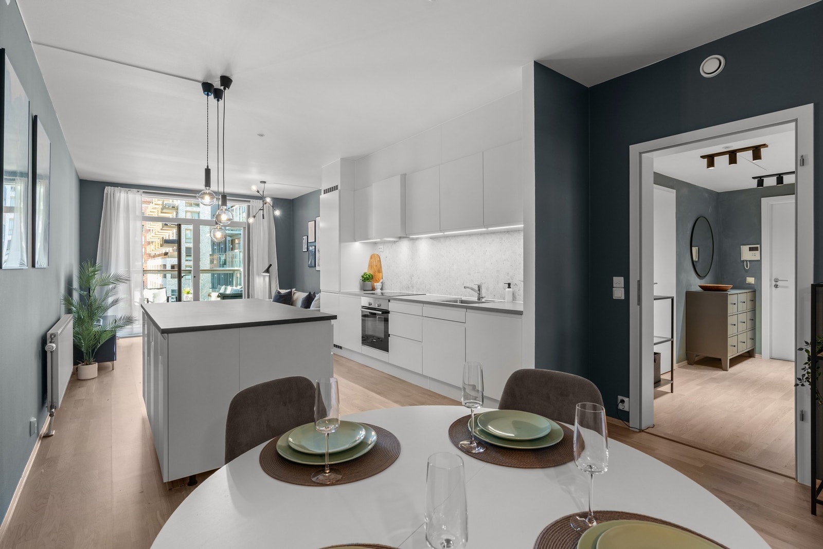 Kjøkkenet ligger i åpen løsning mot stuen og består av en kvalitetsrik innredning fra velkjente HTH Galleribilde