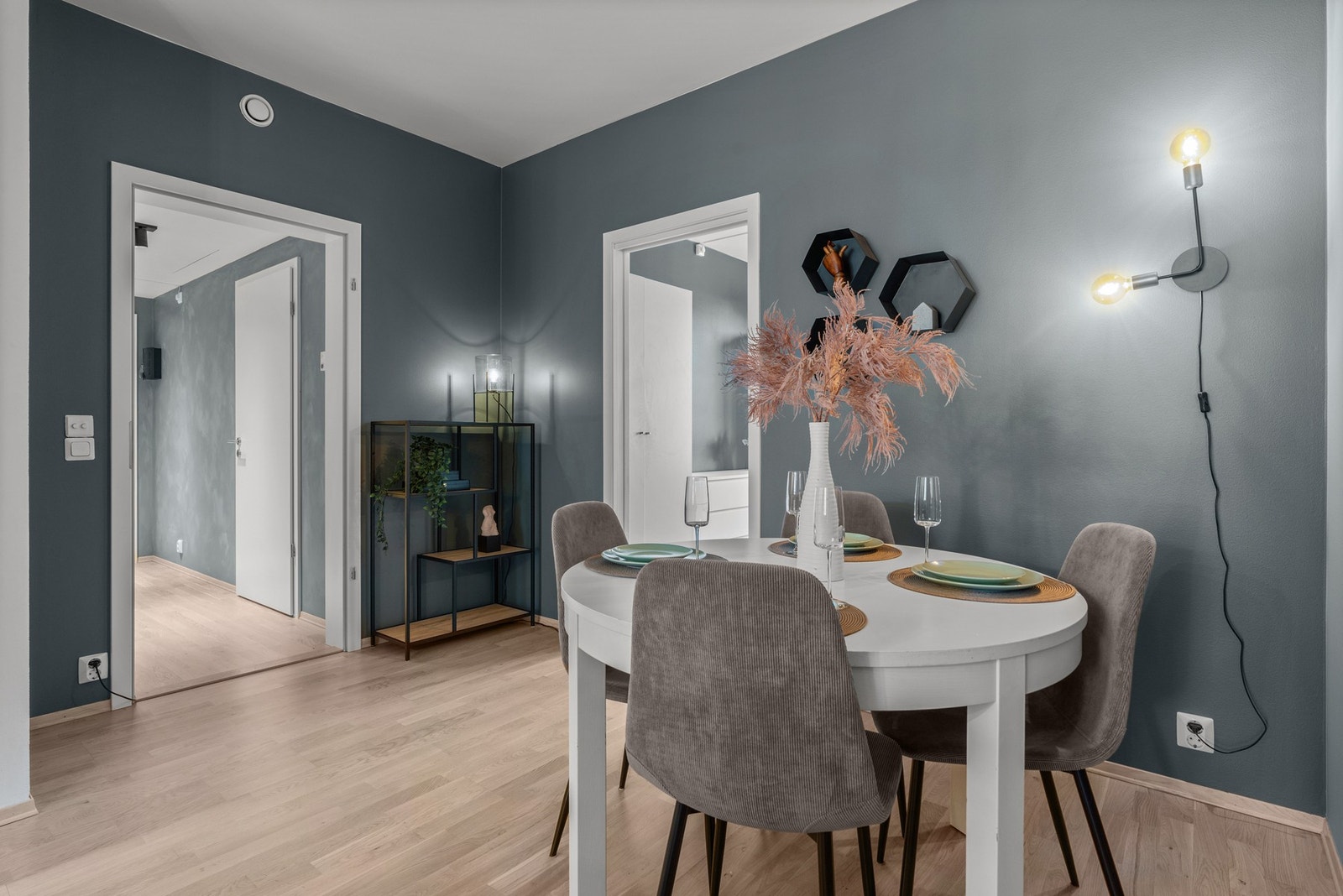 Det er plass til spisebord ved siden av kjøkkenet i den ene enden av stuen Galleribilde