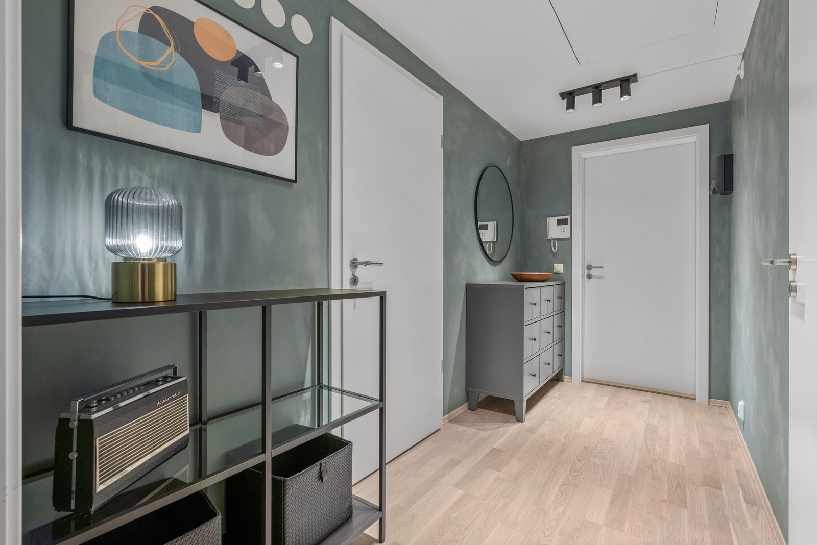 Hoveddelen har en romslig gang malt i stiling kalkmaling Galleribilde