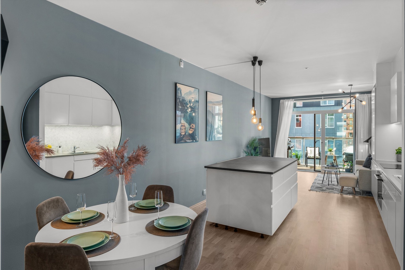 Det er satt opp en stor kjøkkenøy i 2020 med ekstra lagringsplass og masse god benkeplass Galleribilde