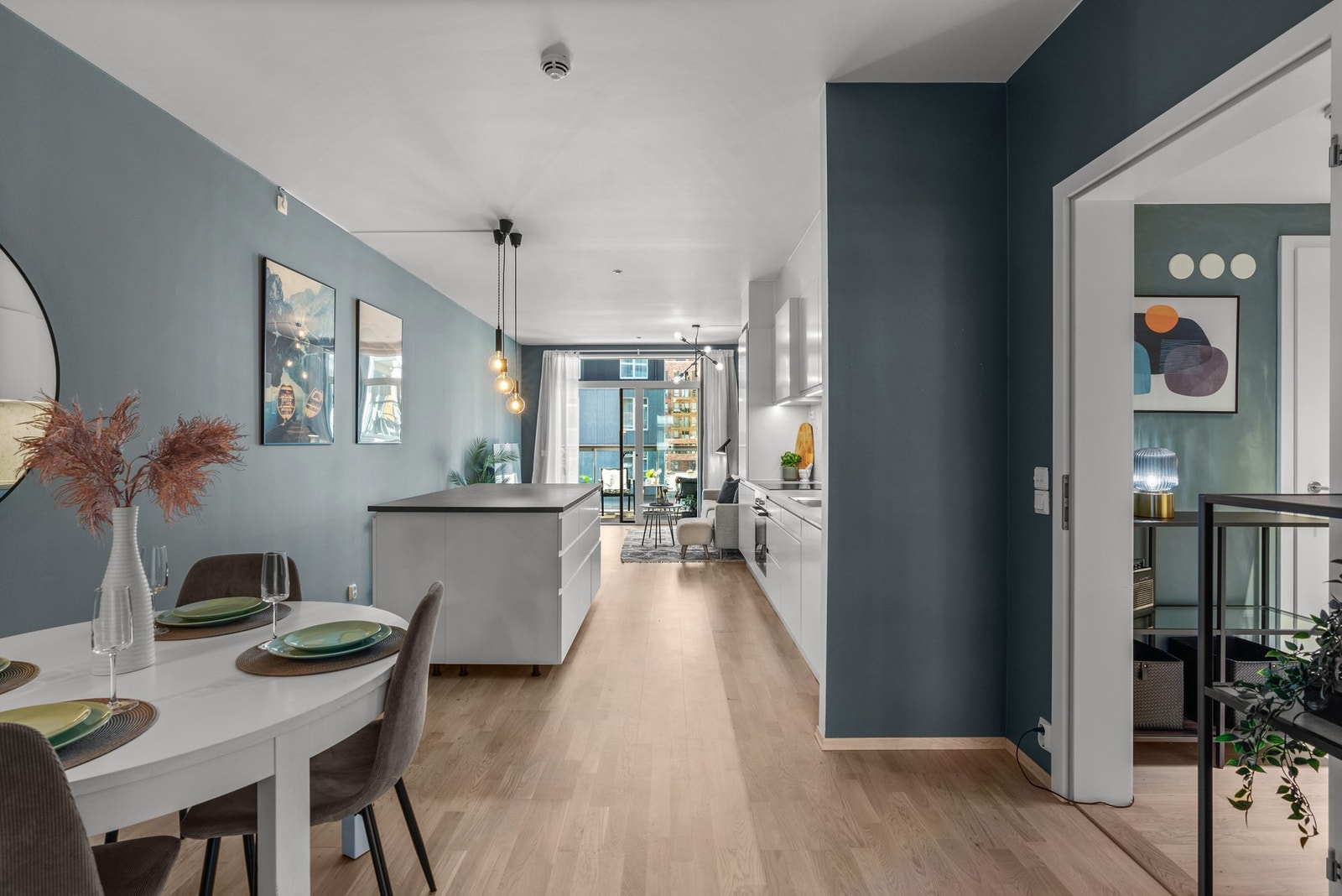 Det er god takhøyde på hele 2,70 meter som gir rommet et luftig og romslig preg Galleribilde