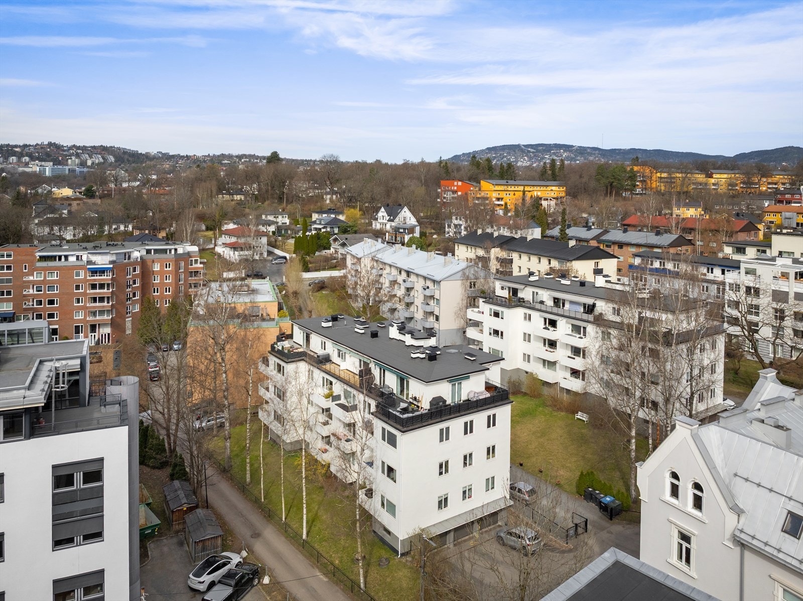 Sameiet eier garasje- og parkeringsplasser som tildeles etter ansiennitet. Det er opplegg for el-bil-lading på parkeringsplassene og i garasjene. Galleribilde