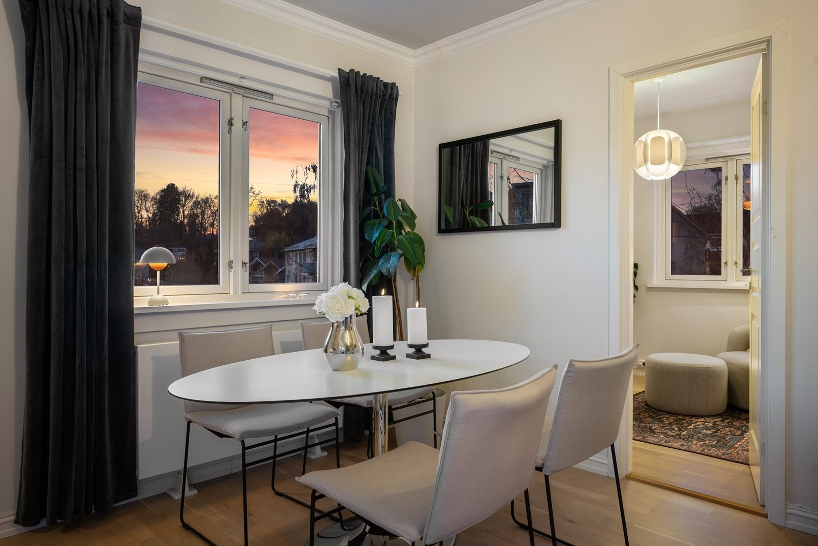 Vinduene vender ut mot den private takterrassen som strekker seg langs de tre sidene. Galleribilde