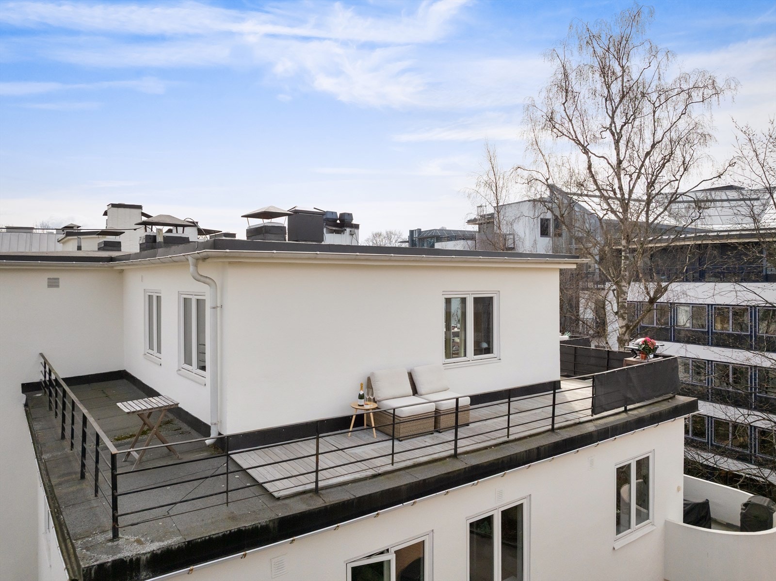 Her har du flere soner og gode møbleringsmuligheter på takterrassen. Galleribilde