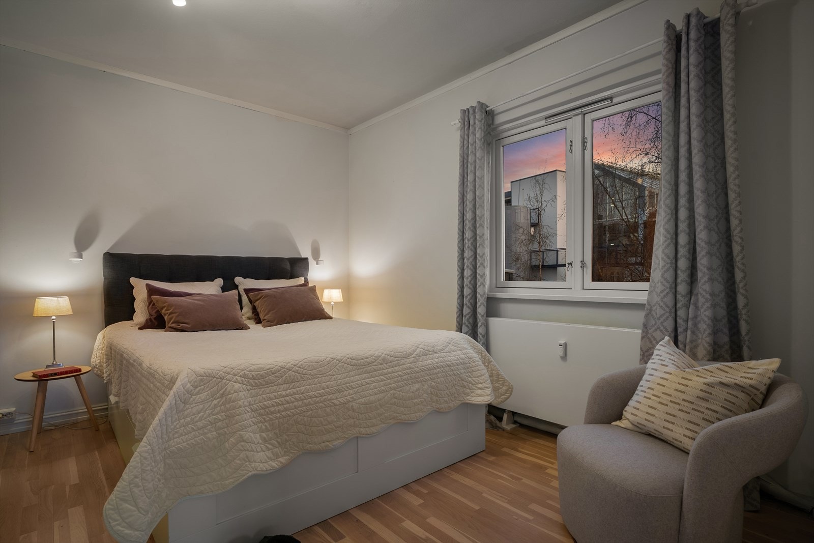 Kveldsstemning - Rommet vender ut mot terrassen og rolige omgivelser. Galleribilde