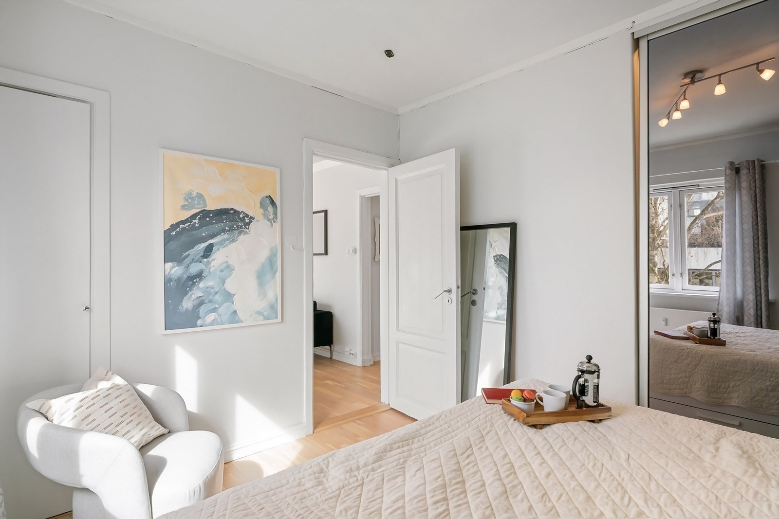 Omkledningsrom bak store skyvedører på soverommet. Galleribilde