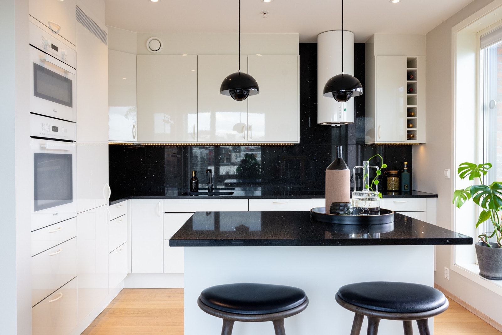 Den praktiske kjøkkenøyen sørger for ekstra med skap- og benkeplass. Galleribilde