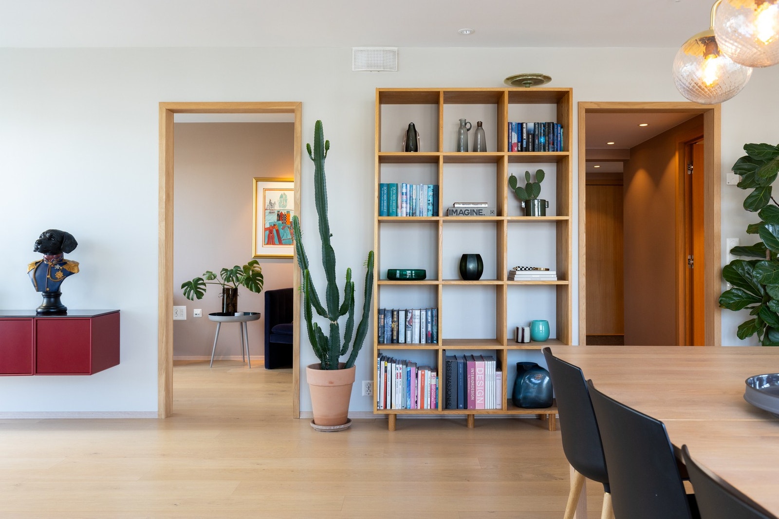 Leiligheten er vesentlig oppgradert gjennom tilvalg med en rekke stilige løsninger og lekre materialvalg. Galleribilde