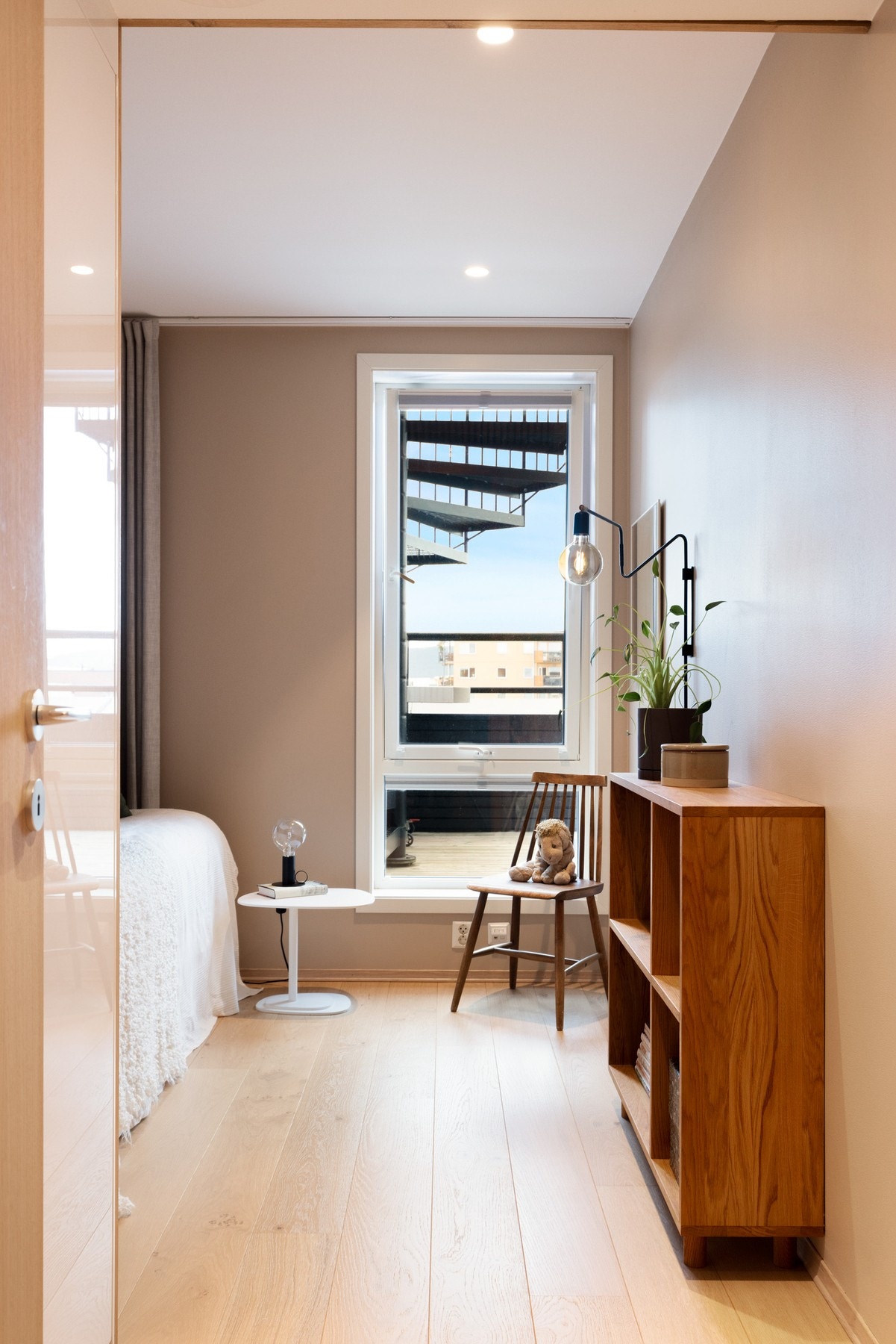 Soverommet ligger praktisk til i en annen del av leiligheten enn hovedsoverommet. Galleribilde