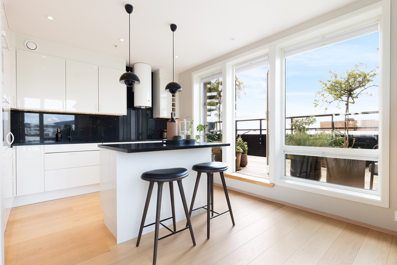 Av integrerte hvitevarer på kjøkkenet er det Induksjonstopp, stekeovn, oppvaskmaskin, mikrobølgeovn og kjøl/frys - disse medfølger ved salg. Galleribilde