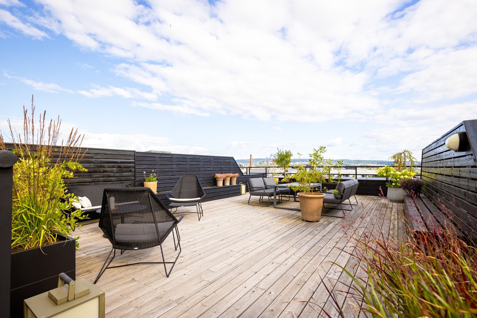 Her får man gleden av tre herlige uteplasser; en terrasse på 17 kvm, en balkong på 10 kvm og ikke minst en privat takterrasse på 65 kvm med fantastiske solforhold. Galleribilde