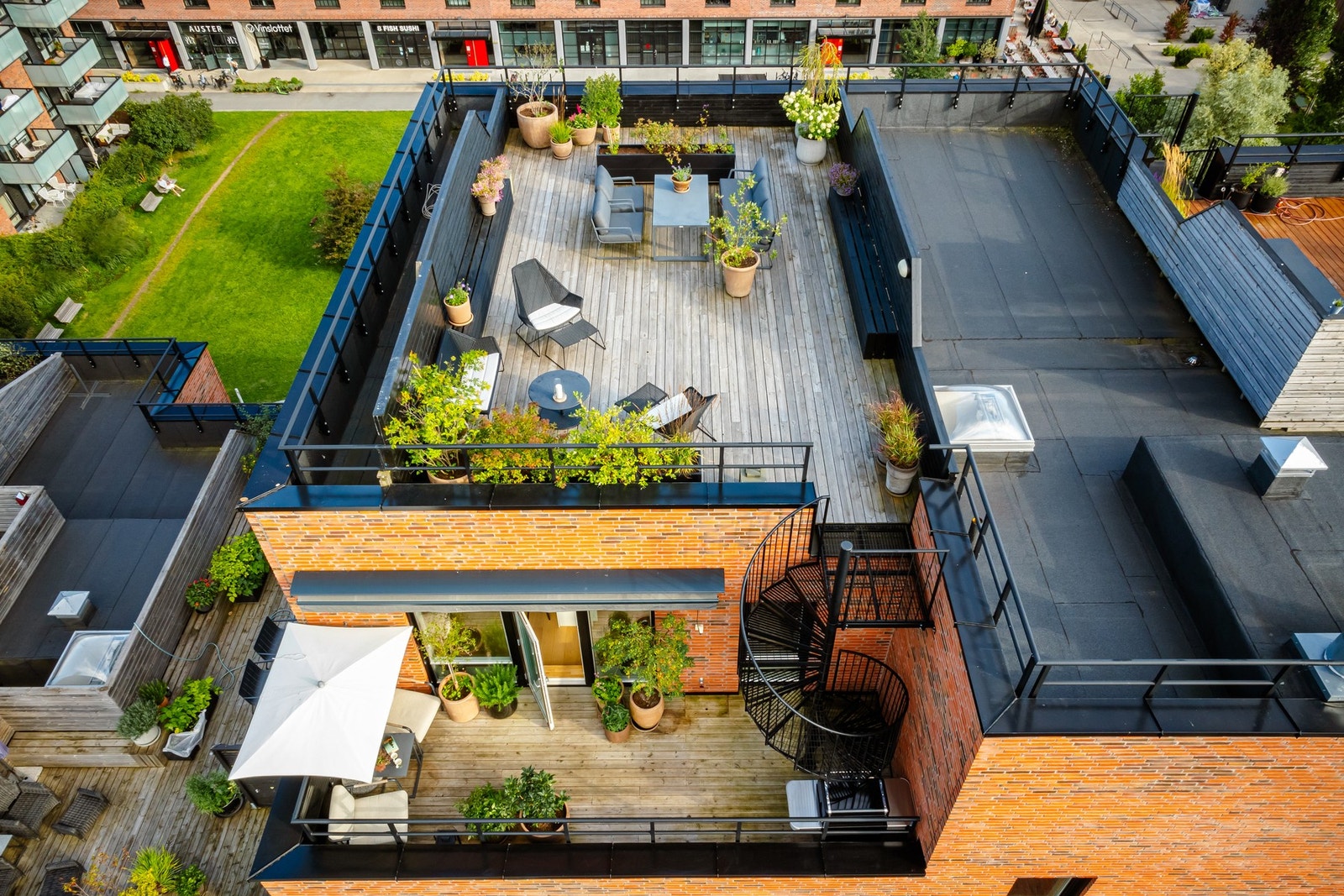 Dette er en unik og rålekker 4-roms penthouseleilighet med meget attraktiv beliggenhet i Krydderhagen. Galleribilde