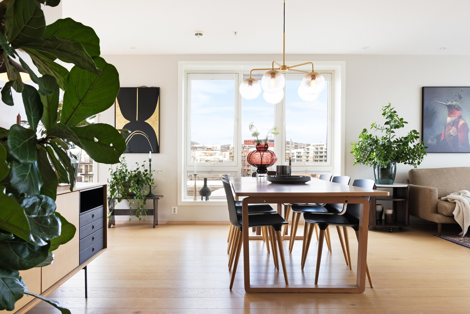 Vannbåren gulvvarme i alle oppholdsrom tilknyttet felles varmeanlegg. Galleribilde