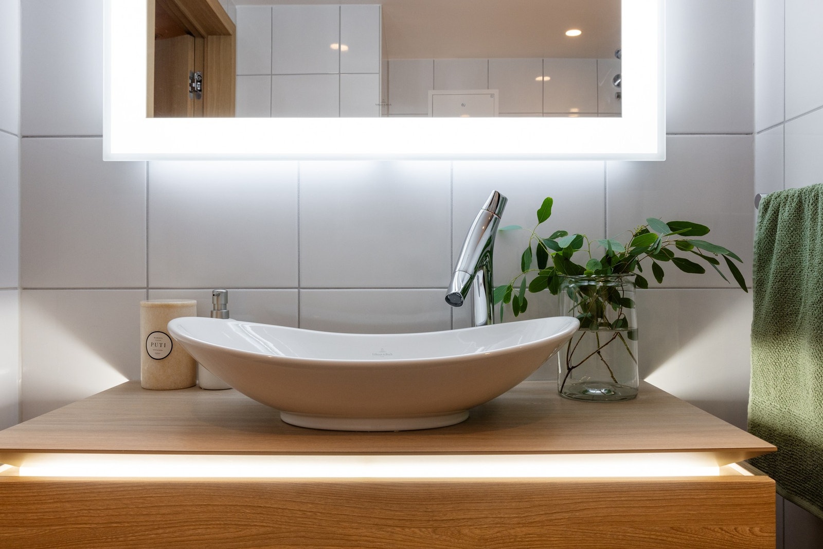 Lekker servant og skuffeinnredning fra Villeroy And Boch, samt delikat krom servantarmatur fra AX Starck på begge bad. Galleribilde