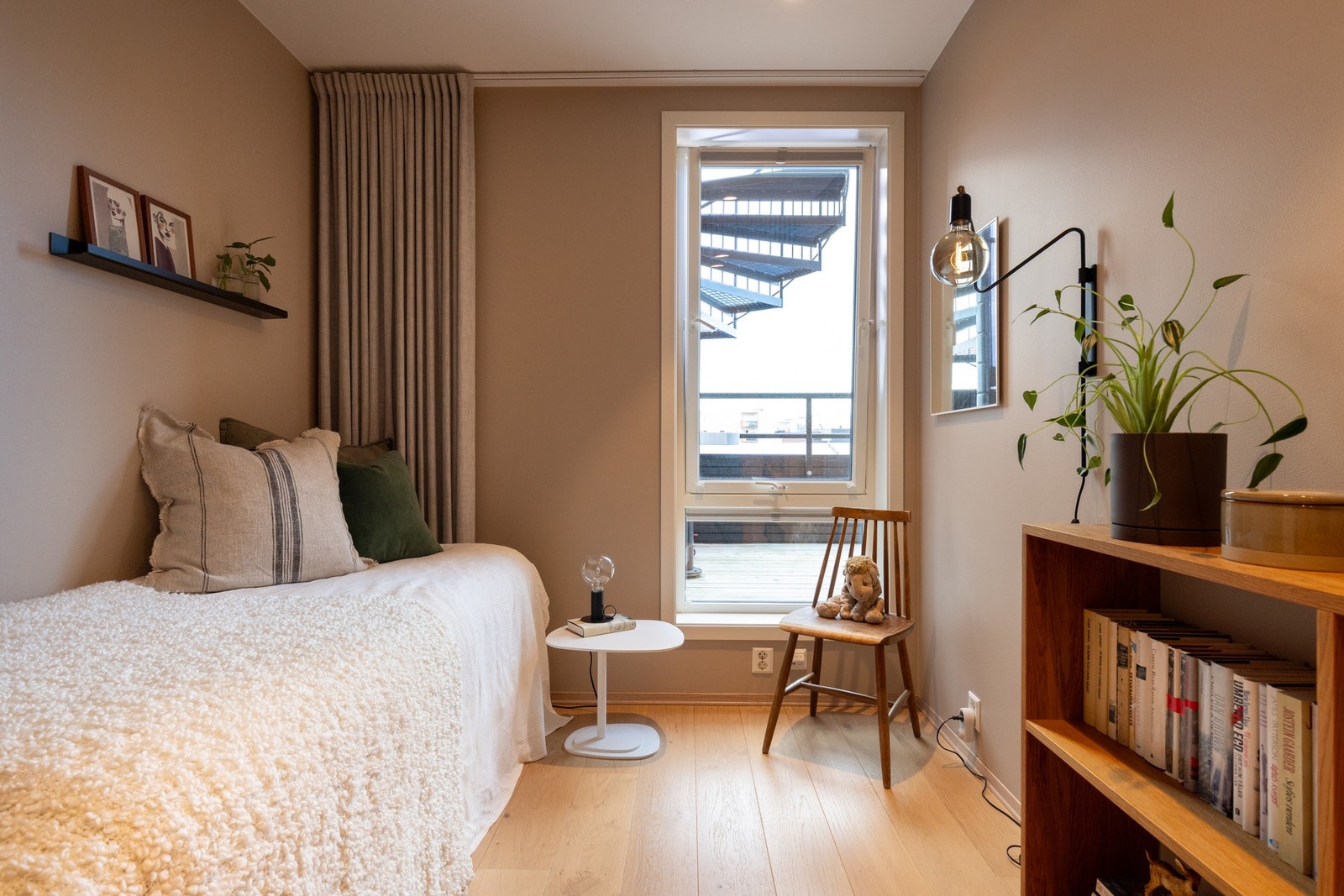 Leilighetens andre soverom er perfekt som barnerom eller gjesterom. Her er det god plass til seng, nattbord og garderobeløsning. Galleribilde