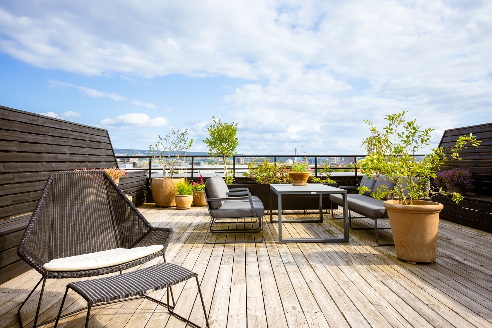 Her er det mange møbleringsmuligheter med mer enn nok plass til sittegrupper, solsenger, grill og beplantning. Galleribilde