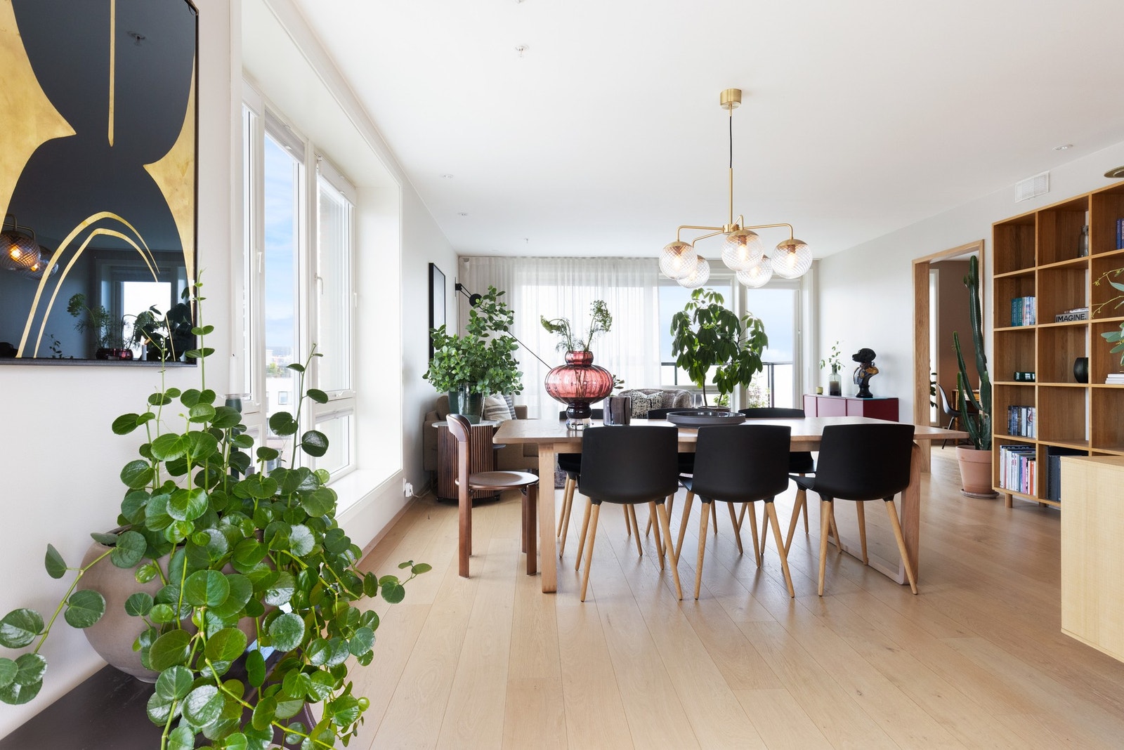 Stuen og kjøkkenet ligger i en åpen løsning og gir et sosialt allrom, samtidig som kjøkkenet er naturlig skjermet med en halvvegg. Galleribilde