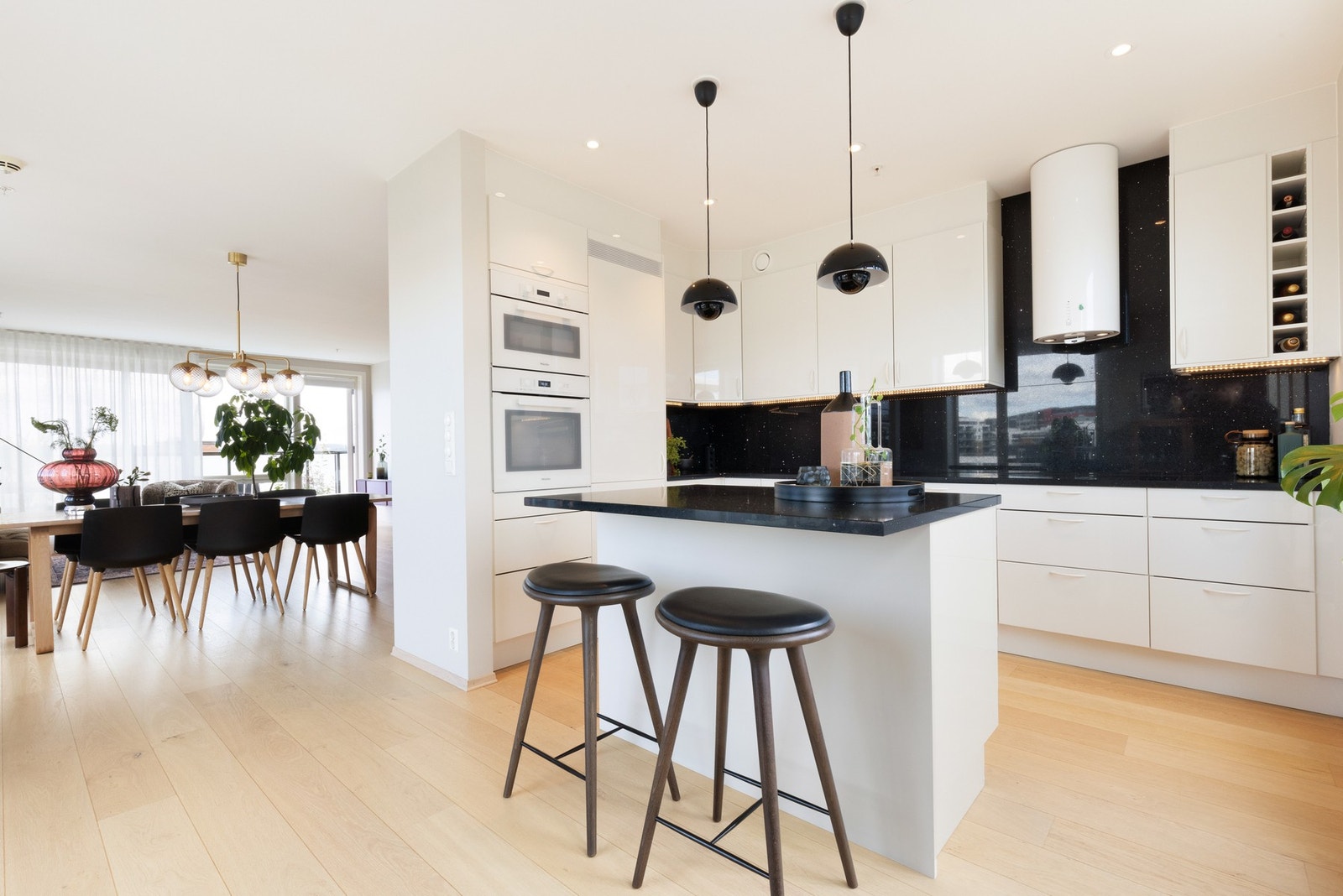 Det er lekre detaljer på kjøkkenet som bla. underlimt helstøpt kompositt oppvaskkum fra Silestone i samme stil som benkeplaten og veggplaten. Galleribilde