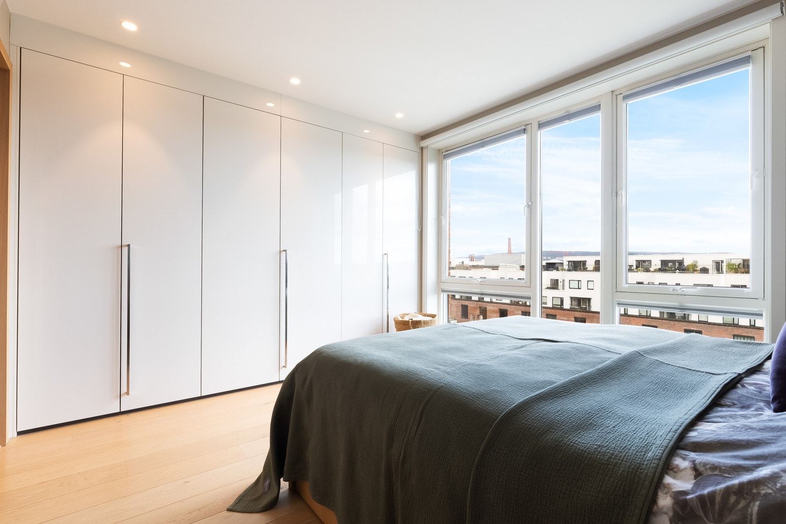 Rommet er innredet med eksklusive garderobeskap fra italienske Poliform med integrert belysning. Galleribilde