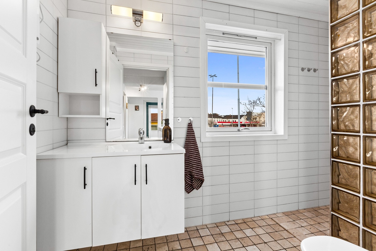 Badet er flislagt både på gulv og vegger, og har malte plater i tak. Adkomst via trapperom gir enkel tilgjengelighet fra samtlige soverom. Galleribilde
