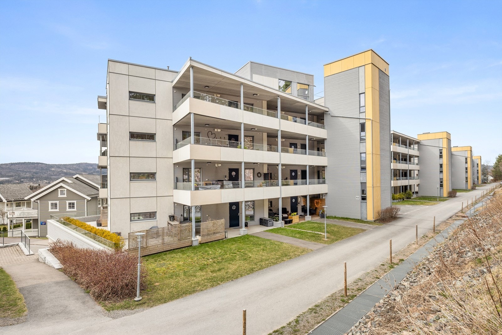 Adkomst til leiligheten via heis eller trapp til svalgang Galleribilde