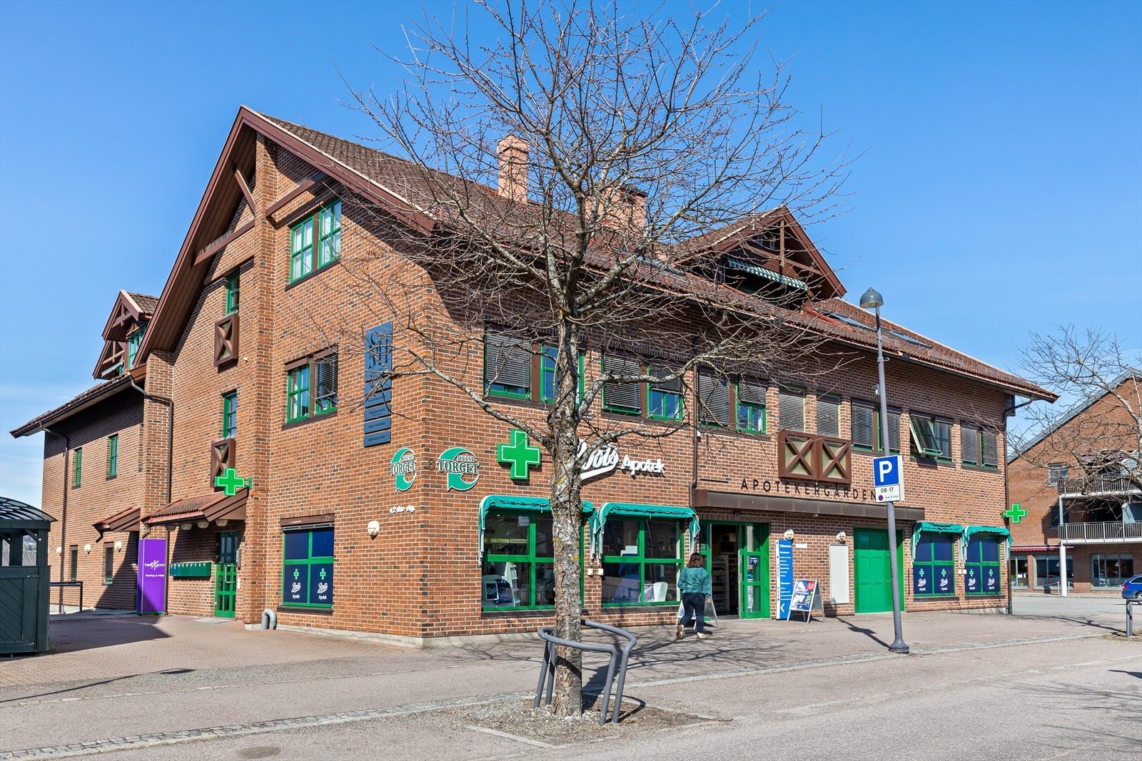 Gang- og sykkelvei til Sande sentrum (ca. 3 km) med et godt utvalg butikker, servicetilbud, buss og jernbanestasjon Galleribilde