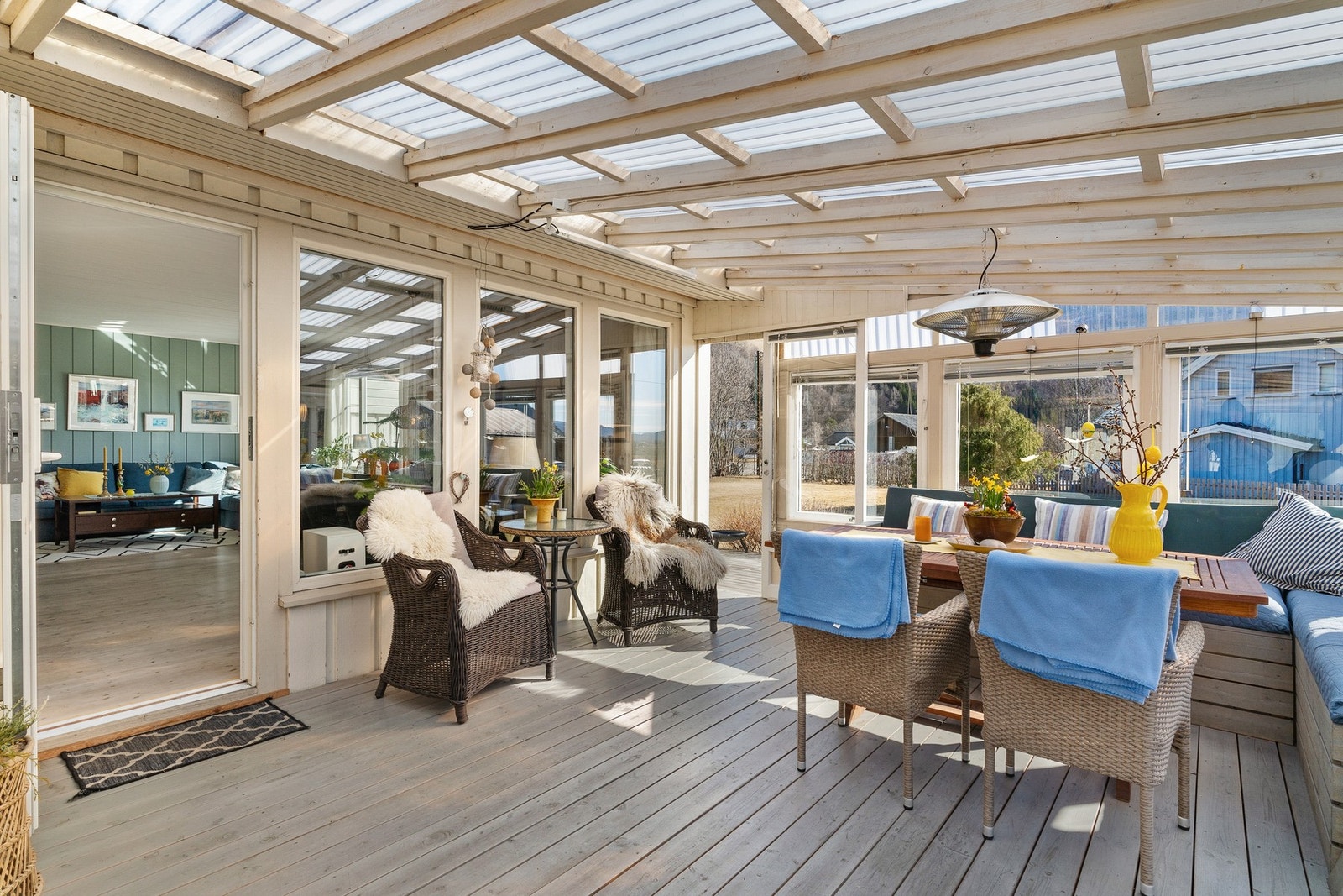 Verandaen er av god størrelse, og har plass til flere sittegrupper og grill. Galleribilde