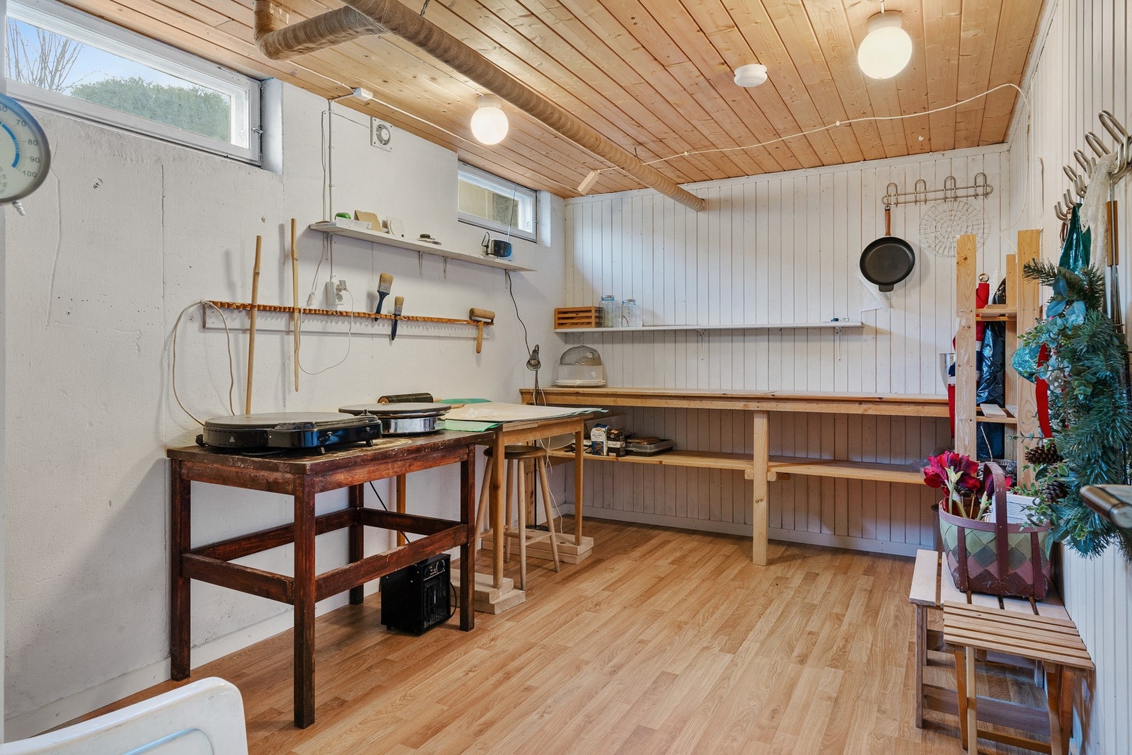 Kjelleren består av tre boder, samt et praktisk arbeidsrom. Dette rommet har blitt brukt som baksterom. Galleribilde