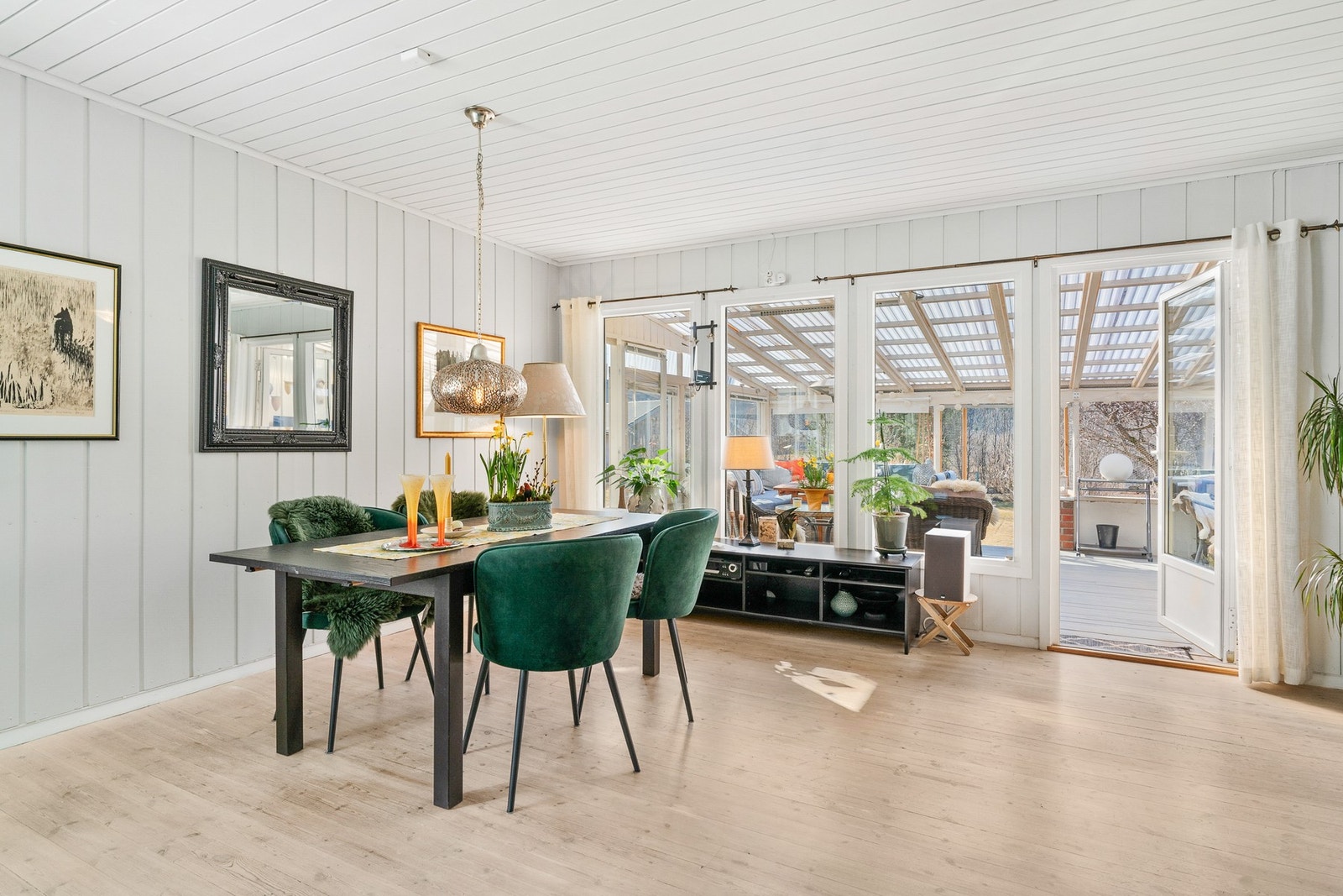 De store vindusflatene sørger for rikelig med lysinnslipp, og bidrar til at stua oppleves som svært lys og luftig. Galleribilde