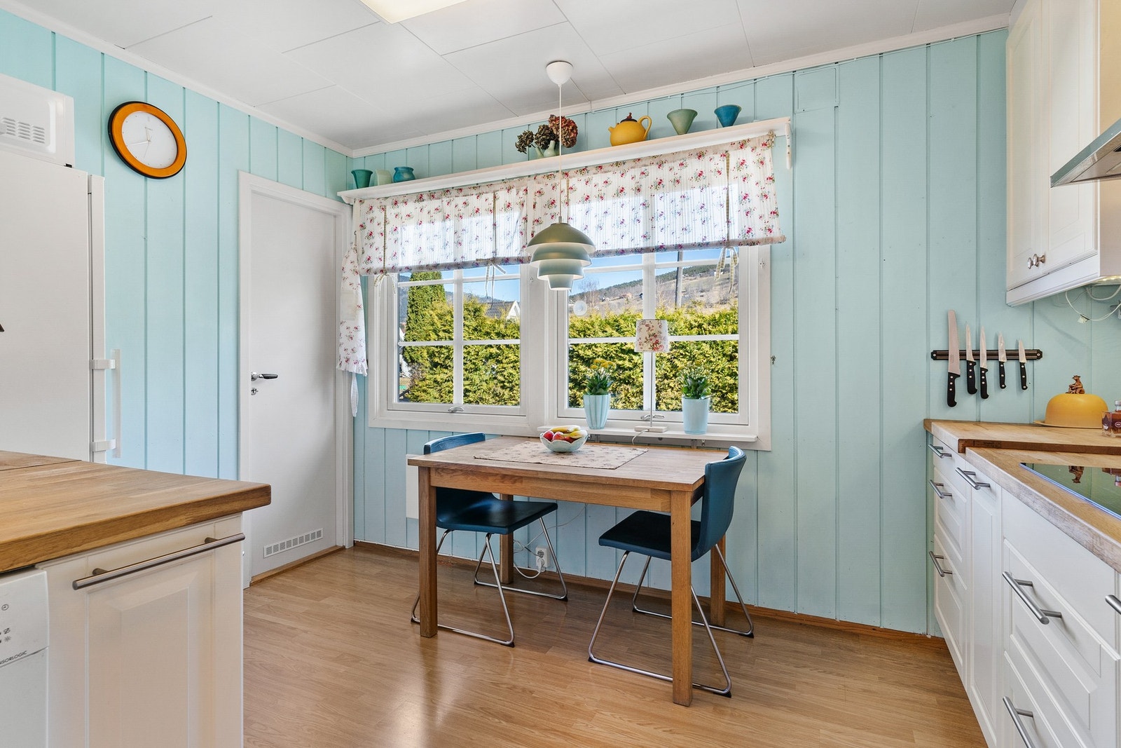 Det er plass til et lite kjøkkenbord, hvor du kan nyte frokosten eller et enkelt måltid. Galleribilde