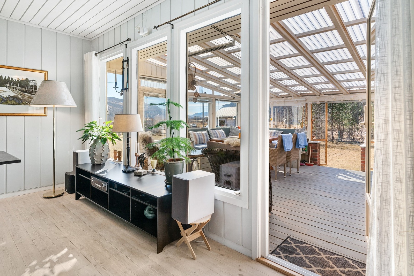 Fra stua er det utgang til en herlig, overbygget veranda. Galleribilde