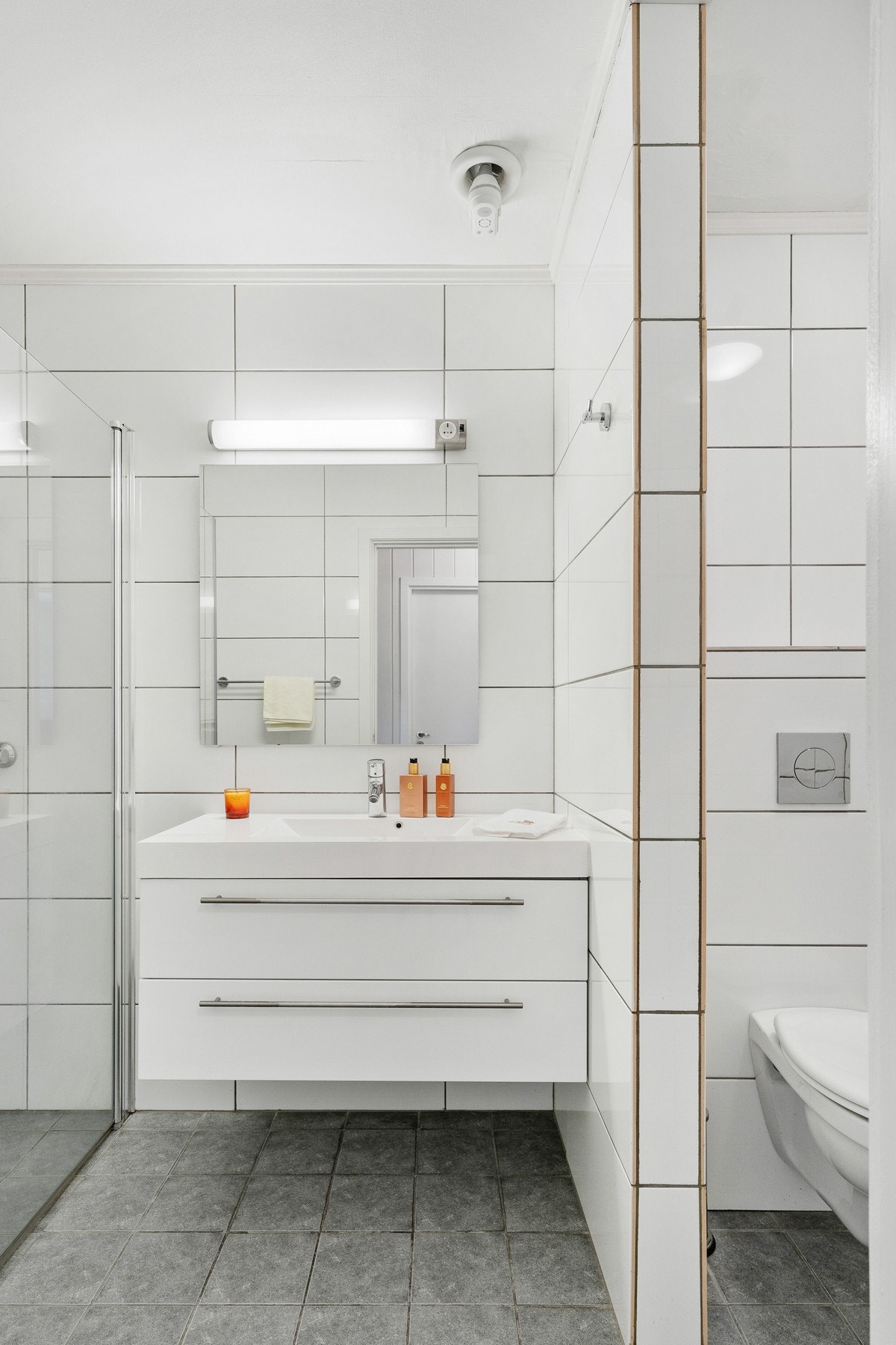 Badet er tidløst og har flislagte vegger og tak med strie, og flislagt gulv med varmekabler. Galleribilde