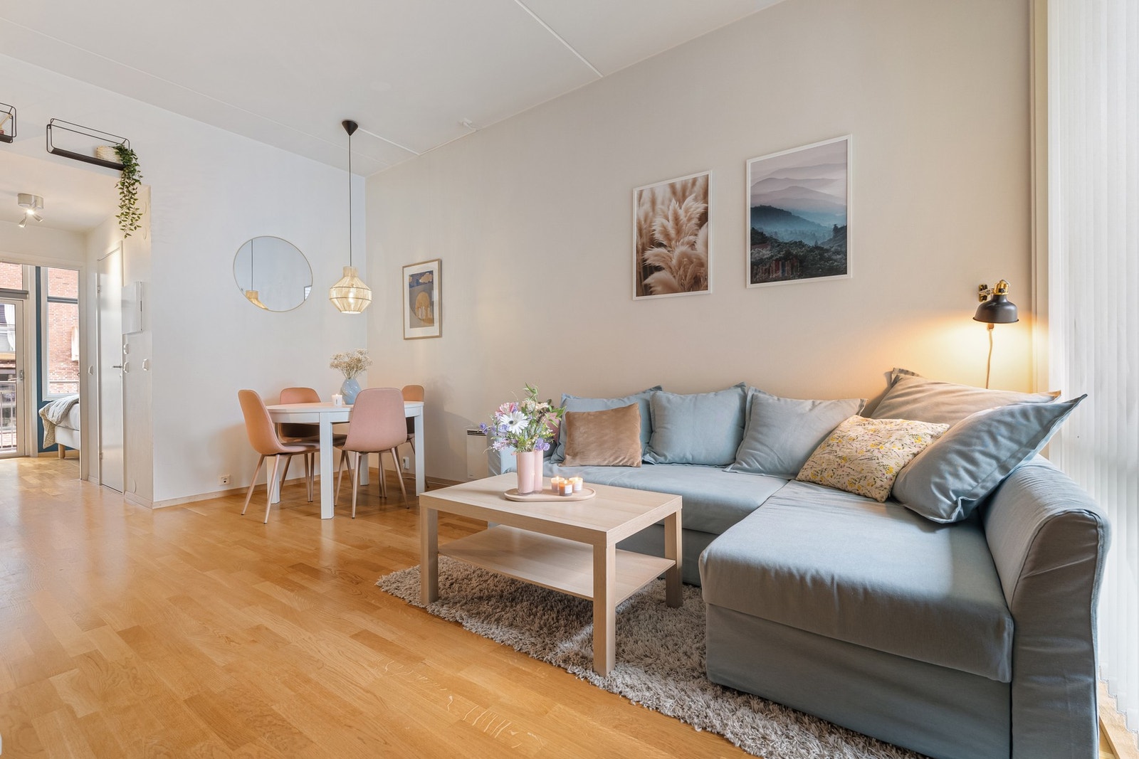 God takhøyde på hele 3 meter gir en luftig og behagelig atmosfære i hele leiligheten. Galleribilde