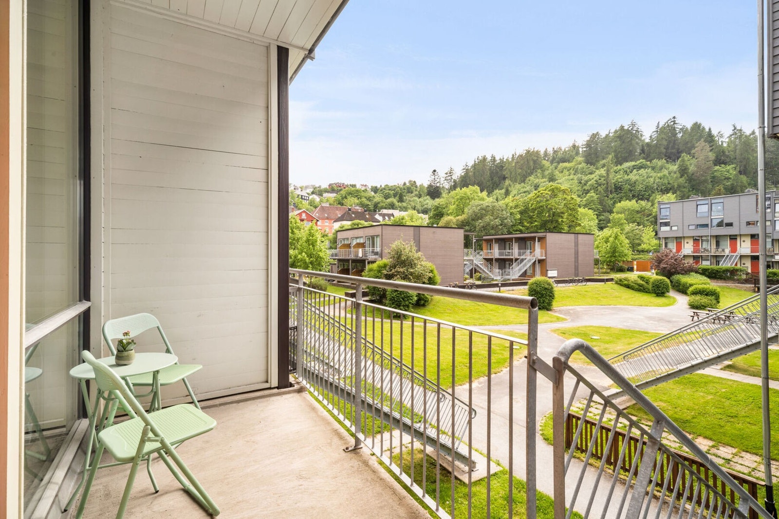 Ved inngangspartiet finner man balkong nr. 2. Vestvendt med plass til utemøblement og gode solforhold fra ettermiddag til kveld på sommerstid. Galleribilde