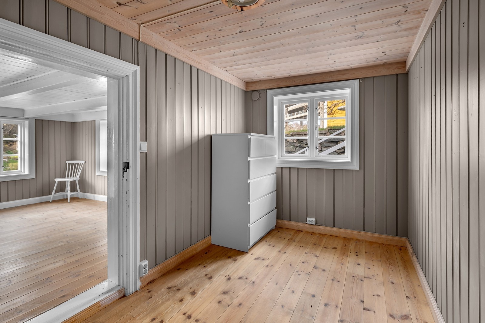 Soverom hovedhus med utgang stue Galleribilde