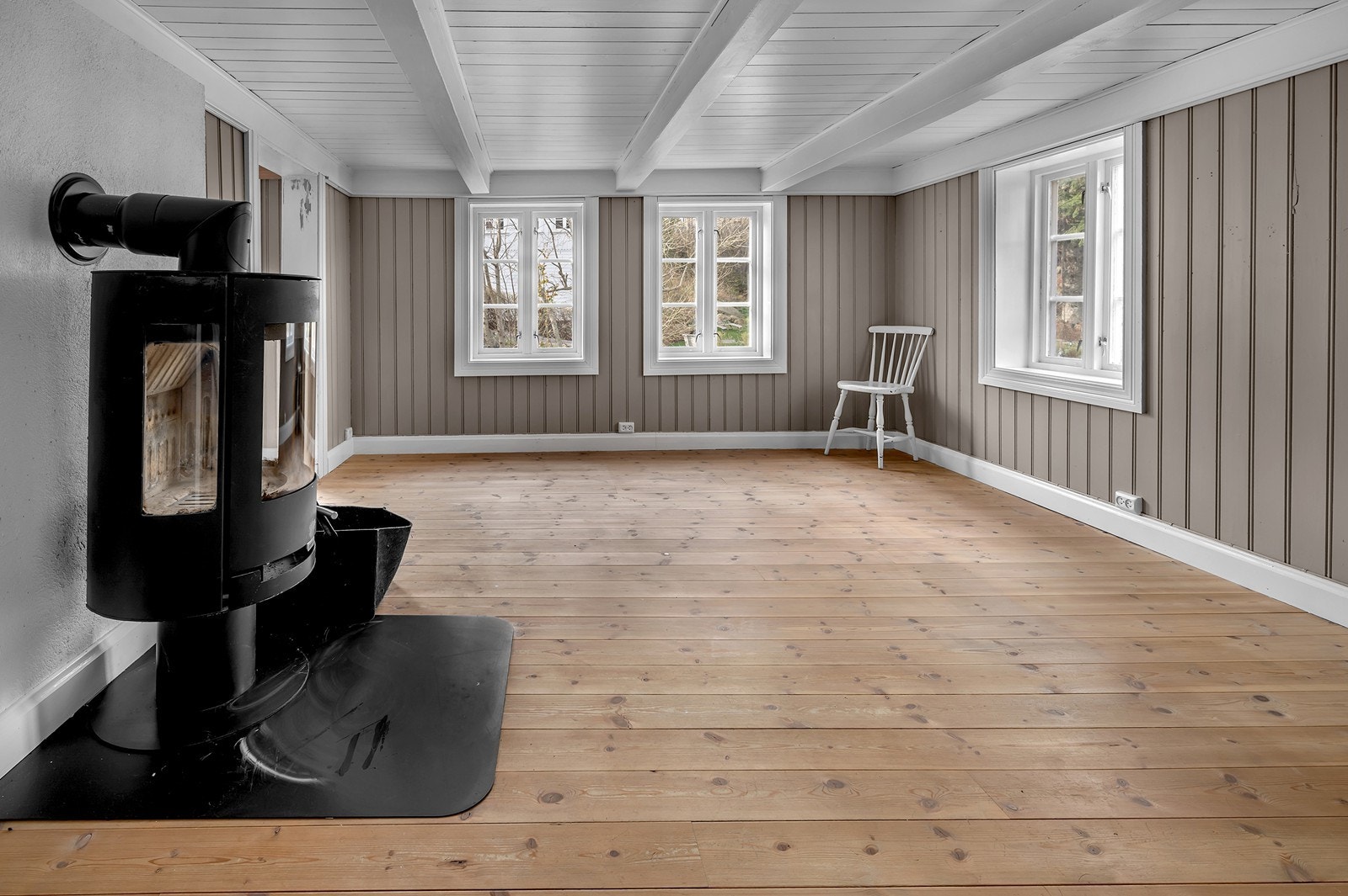 Stue med peisovn i hovedhus. Galleribilde
