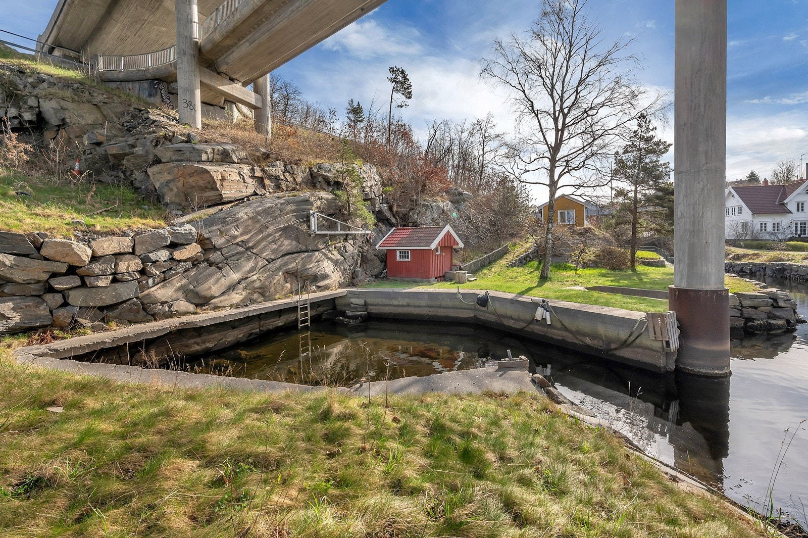 Plass til flere båter i lunt bryggeanlegg. Eiendommen eier bare på høyre side. Galleribilde