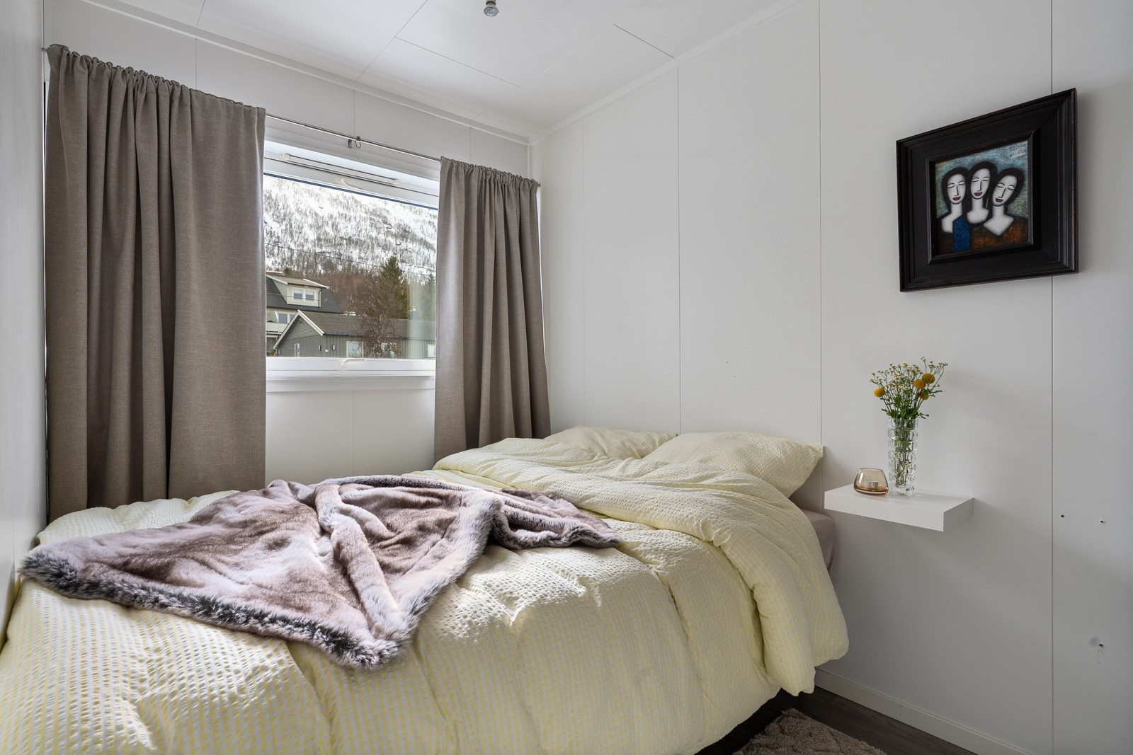 Begge soverommene vender ut mot stille og rolige omgivelser.