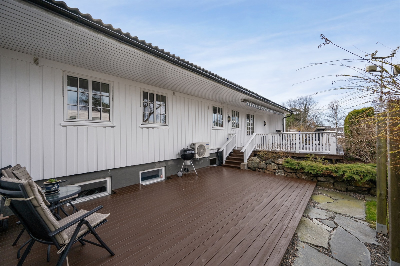 Boligen har flere uteplasser som er knyttet sammen via trapper. Galleribilde