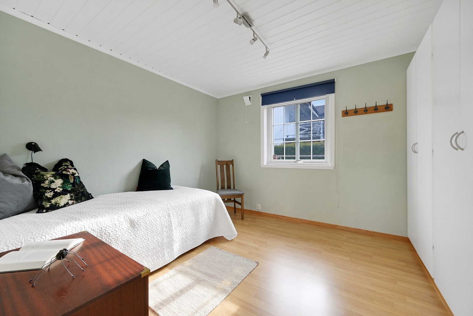 Soverom med plass til dobbeltseng og tilhørende møblement. Galleribilde