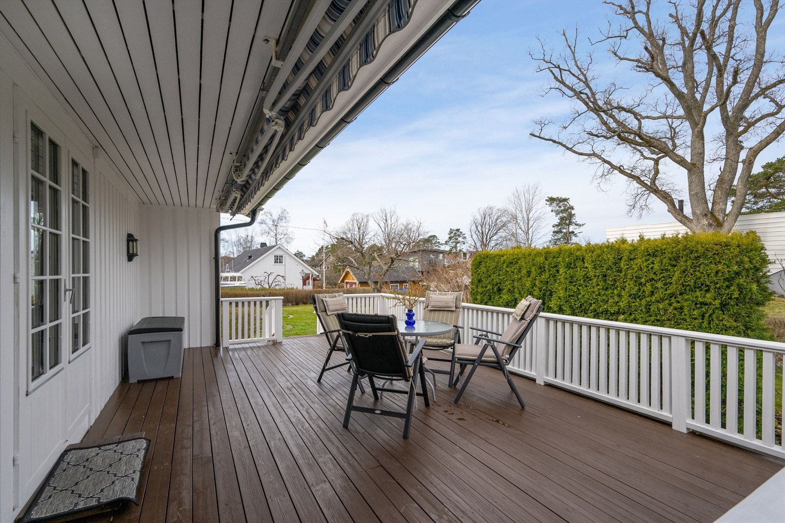 Fra stuen/spisestuen har du adkomst til en solrik terrasse. Galleribilde
