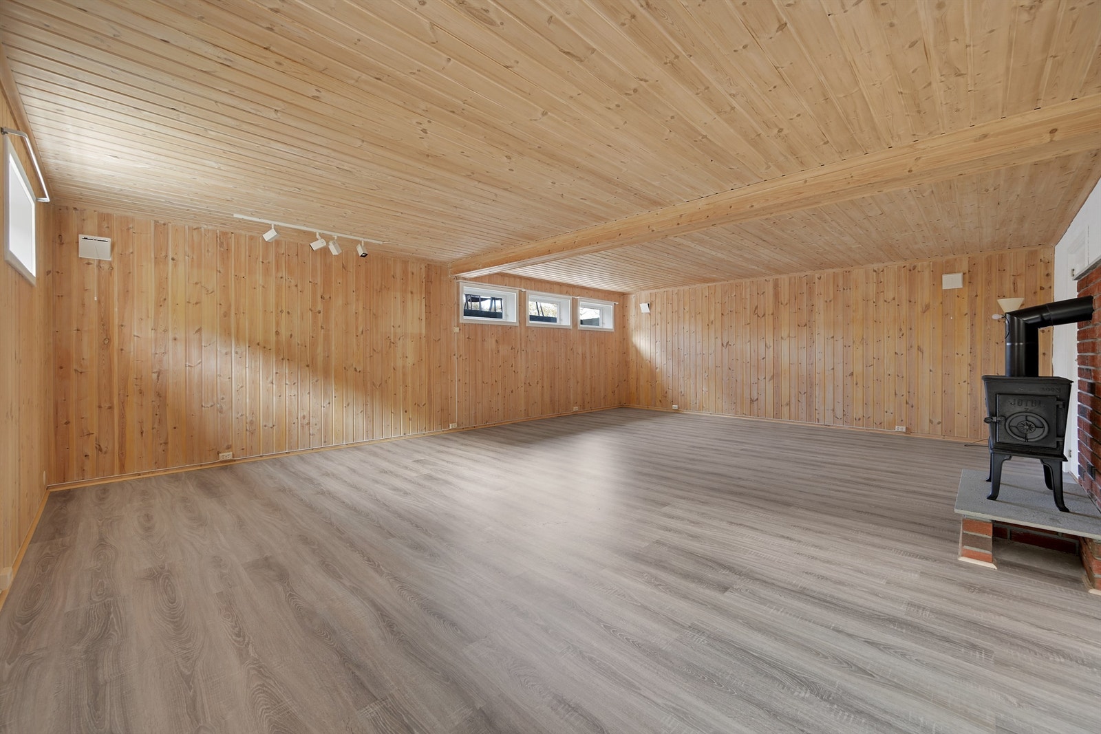 Kjellerstue med peis (rommet er ikke godkjent til varig opphold). Galleribilde