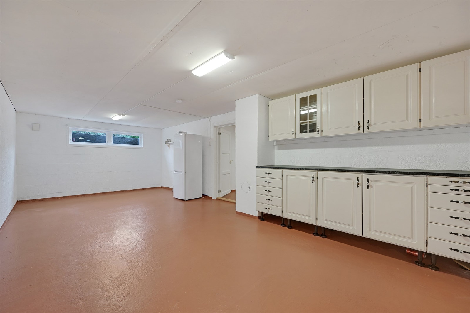 Disponibelt rom som i dag er innredet med noe skap og benkeplass. (Rommet er ikke godkjent til varig opphold). Galleribilde