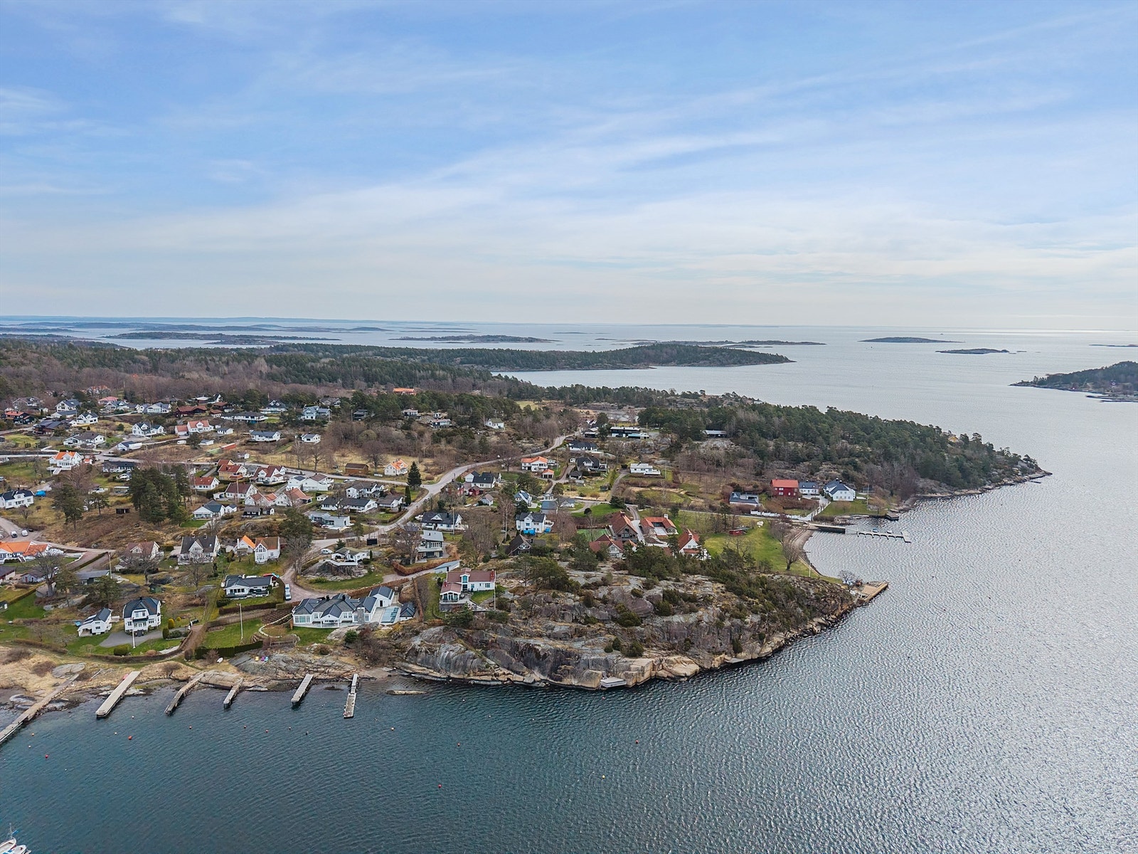 Nøtterøy er kjent for sin vakre skjærgård og med båt har du direkte tilgang til en rekke øyperler. Boligen har en ypperlig beliggenhet for deg som liker nærhet til sjø og skog! Galleribilde