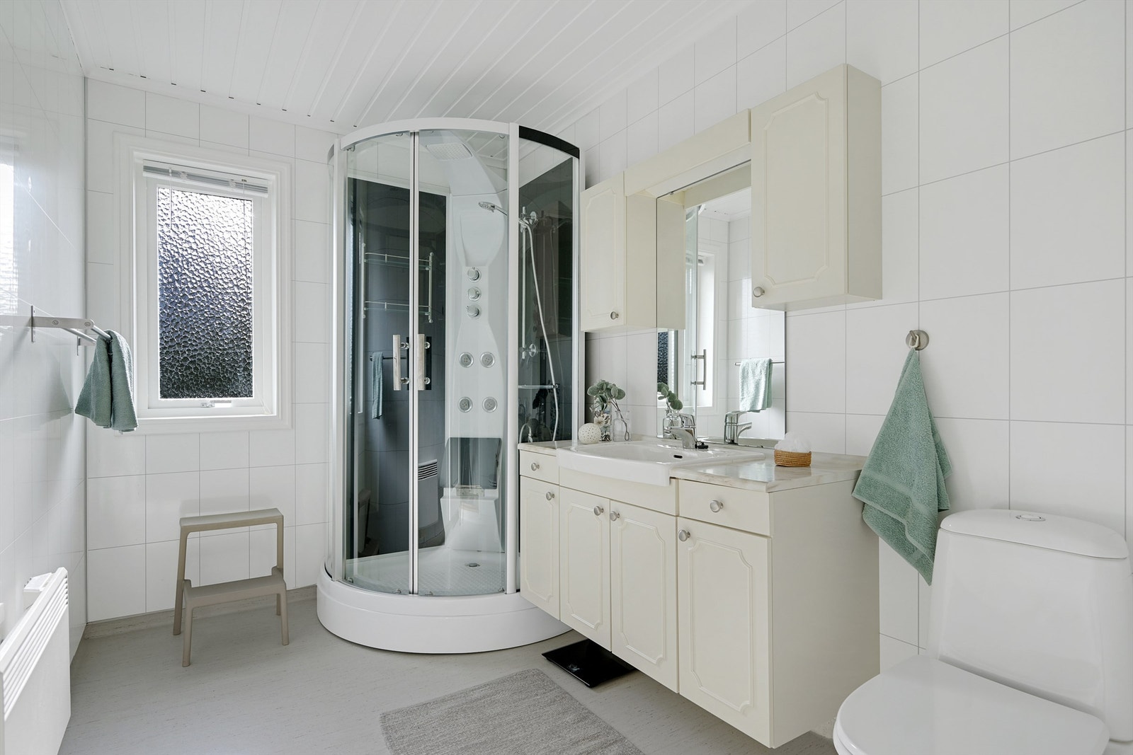 Badet fra 2014 er innredet med nedfelt servant, toalett og dusjkabinett. Galleribilde